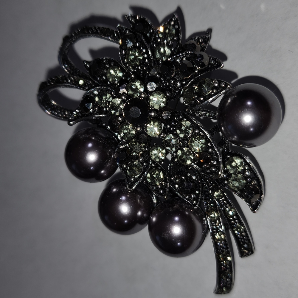 Elegant Silvery Pearls Rhinestone/Crystal Brooch